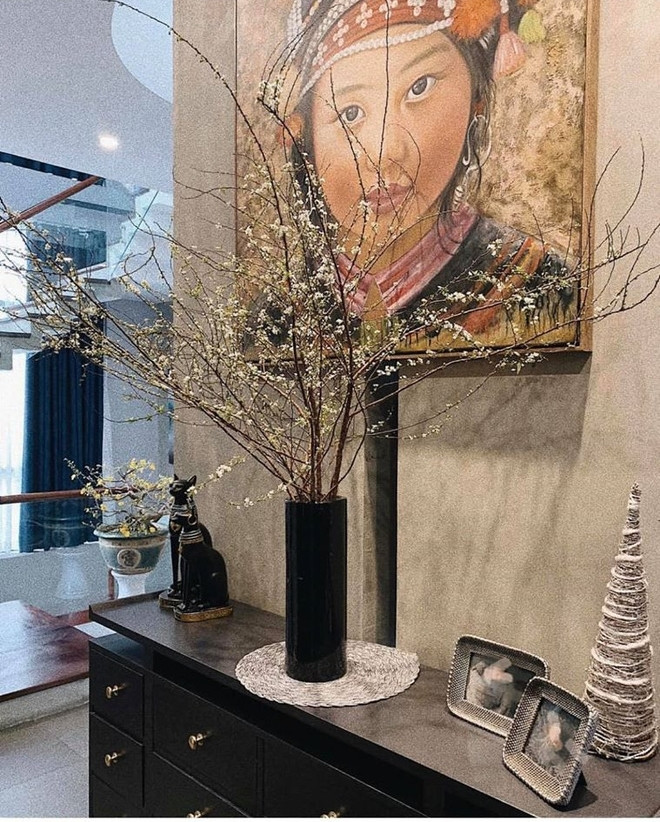 Ngôi nhà có view đẹp nhìn thẳng ra sông thoáng đãng. Nội thất được thiết kế theo phong cách trẻ trung, hiện đại.