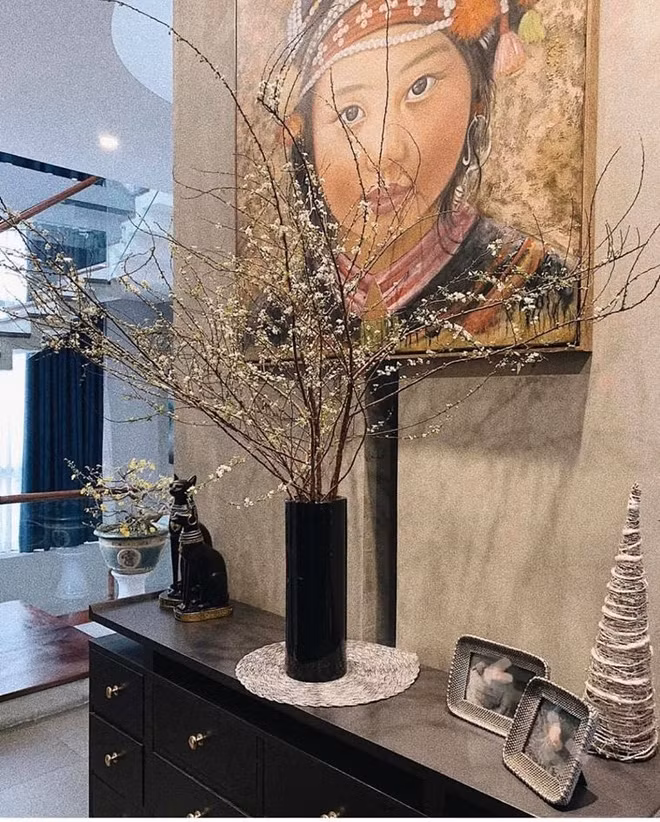 Ngôi nhà có view đẹp nhìn thẳng ra sông thoáng đãng. Nội thất được thiết kế theo phong cách trẻ trung, hiện đại.