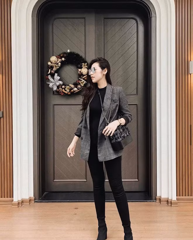 Hiện tại, gia đình cô đang sống trong một căn biệt thự rất sang trọng. Đây cũng là một trong những nơi toạ lạc nhiều căn hộ đắt đỏ bậc nhất Hà thành.