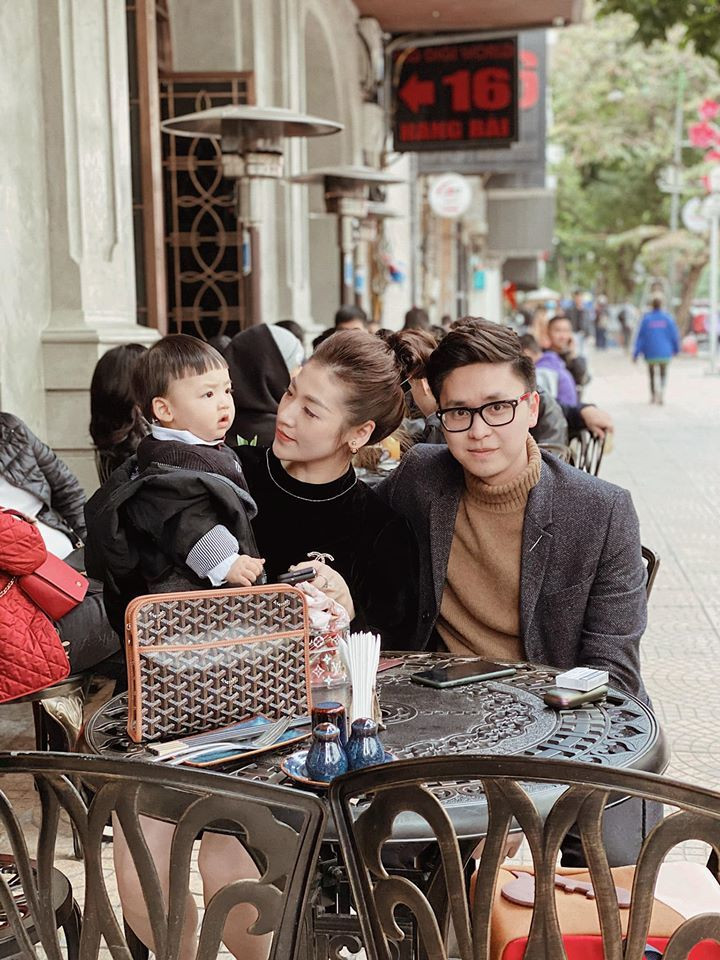 Sau khi kết hôn, Tú Anh sống khép kín hơn, ít đăng tải những hình ảnh riêng tư liên quan đến đời sống hôn nhân.