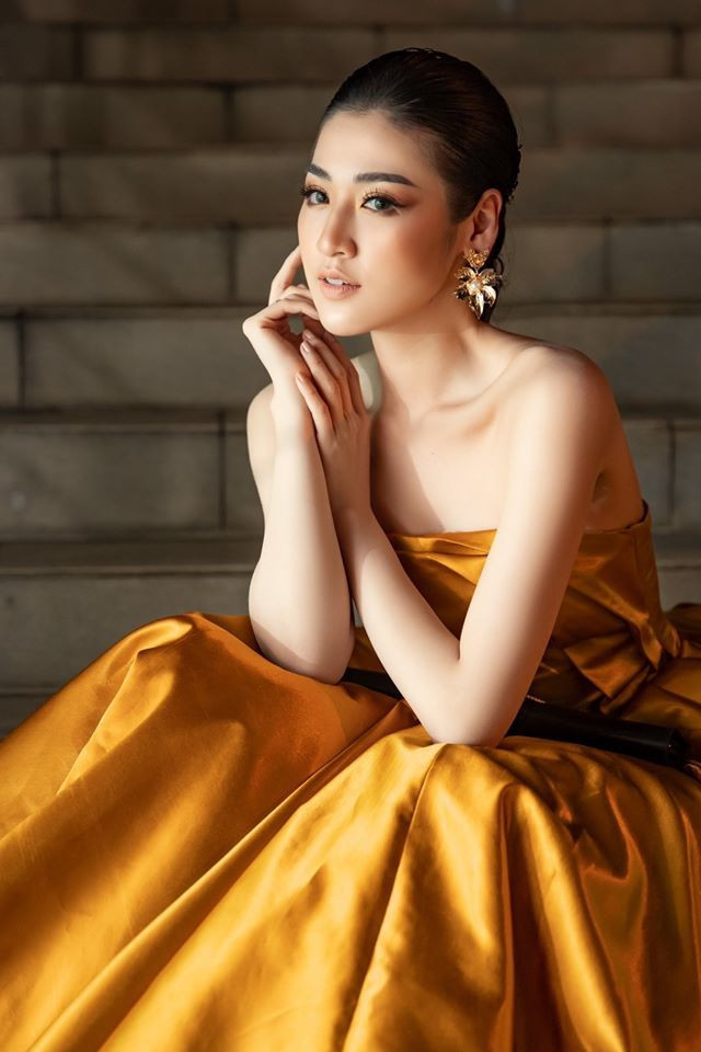 Mẫu đầm cúp ngực khoe vai thon, ngực đầy và đôi chân dài miên man là style thường xuyên được Tú Anh lựa chọn mỗi khi đi dự sự kiện.