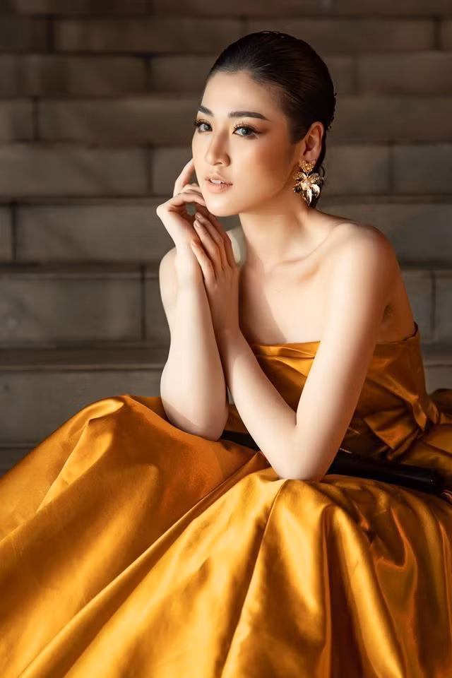 Mẫu đầm cúp ngực khoe vai thon, ngực đầy và đôi chân dài miên man là style thường xuyên được Tú Anh lựa chọn mỗi khi đi dự sự kiện.