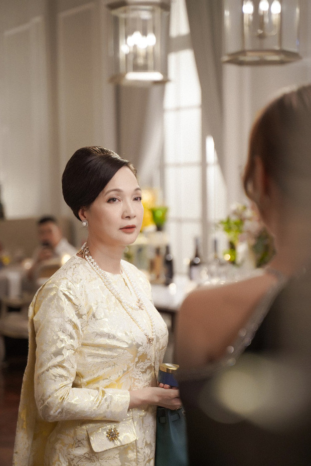 20 năm trở lại, vẫn đó một tượng đài nhan sắc Lê Khanh bất biến với thời gian, nữ diễn viên "Mùa hè chiều thẳng đứng" vẫn khiến người xem phải trầm trồ vì thần thái của mình.