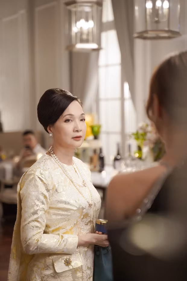 20 năm trở lại, vẫn đó một tượng đài nhan sắc Lê Khanh bất biến với thời gian, nữ diễn viên "Mùa hè chiều thẳng đứng" vẫn khiến người xem phải trầm trồ vì thần thái của mình.