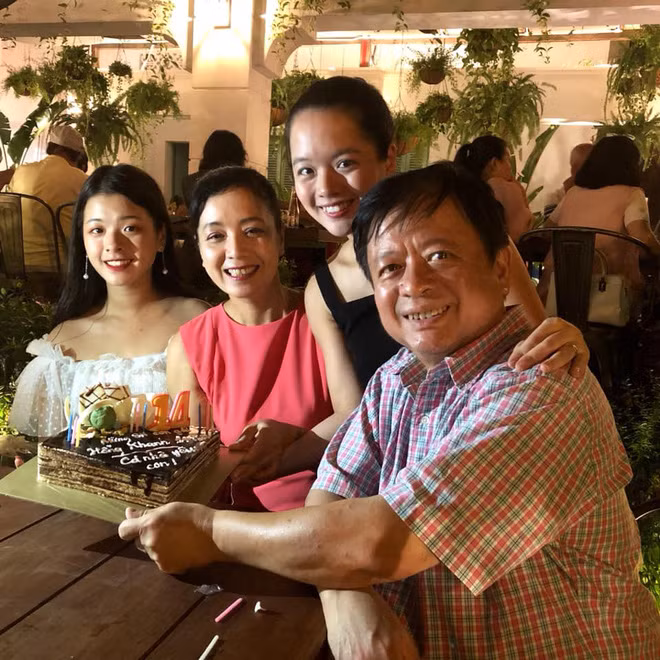 Nghệ sĩ Chiều Xuân có tổ ấm hạnh phúc với 2 cô con gái xinh đẹp, cô đã lên chức bà ngoại.