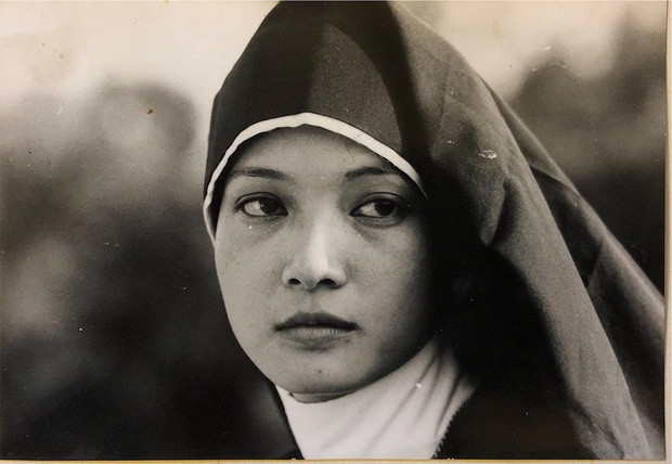 1970, nữ nghệ sĩ chính thức bước chân vào làng giải trí và có nhiều vai diễn để đời trên sân khấu như: Lý Chiêu Hoàng trong vở "Rừng trúc", Đan Thiềm trong vở "Vũ Như Tô", Thúy trong "Bến bờ xa lắc", Juliet trong vở "Romeo và Juliet", quận chúa Minfo trong "Âm mưu và tình yêu"…