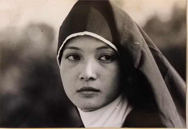 1970, nữ nghệ sĩ chính thức bước chân vào làng giải trí và có nhiều vai diễn để đời trên sân khấu như: Lý Chiêu Hoàng trong vở "Rừng trúc", Đan Thiềm trong vở "Vũ Như Tô", Thúy trong "Bến bờ xa lắc", Juliet trong vở "Romeo và Juliet", quận chúa Minfo trong "Âm mưu và tình yêu"…