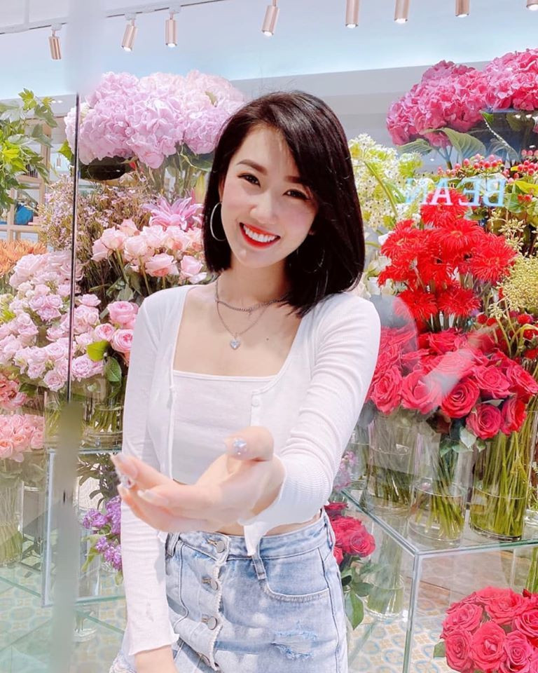 Thúy Ngân cười rạng rỡ trong nắng với dòng "thả thính": "Đưa tay đây nào. Mãi bên nhau bạn nhé!".