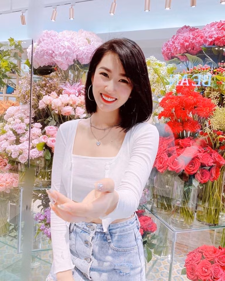 Thúy Ngân cười rạng rỡ trong nắng với dòng "thả thính": "Đưa tay đây nào. Mãi bên nhau bạn nhé!".