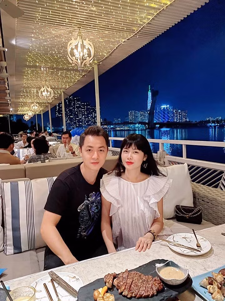 "Nói sến tí cũng được, ngôn tình gì cũng được nhưng mà đàn ông nói là phải làm nha. Đừng kiểu nói một đằng làm một nẻo, chị em mất hết niềm tin vào cuộc sống đấy ạ!", cô viết.