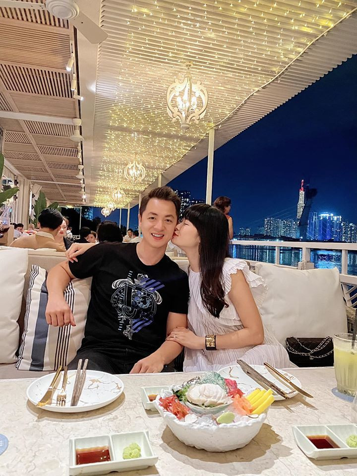 Thủy Anh đi ăn tối sang trọng với ông xã Đăng Khôi tối cuối tuần bên sông Sài Gòn.