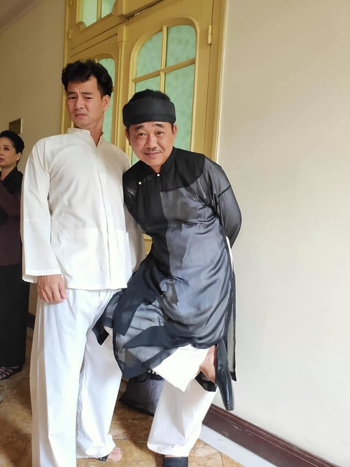 Nghệ sĩ Xuân Bắc chú thích: "Theo đề xuất của mình, anh em chụp 1 kiểu đàng hoàng phát. Và đây là kết quả, lạy Hoàng luôn!".