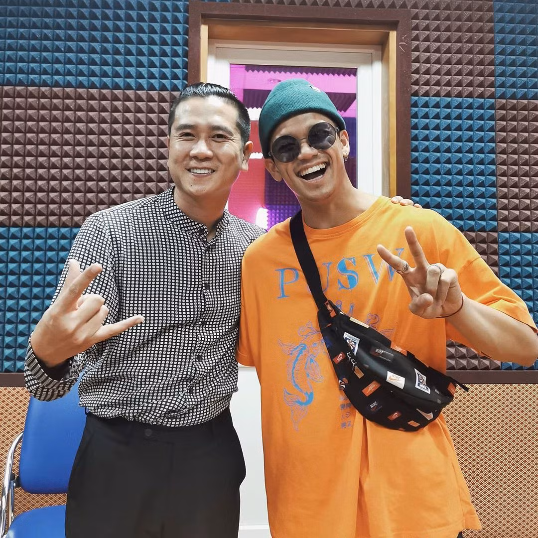 Trọng Hiếu chụp cùng Hồ Hoài Anh trong phòng thu.