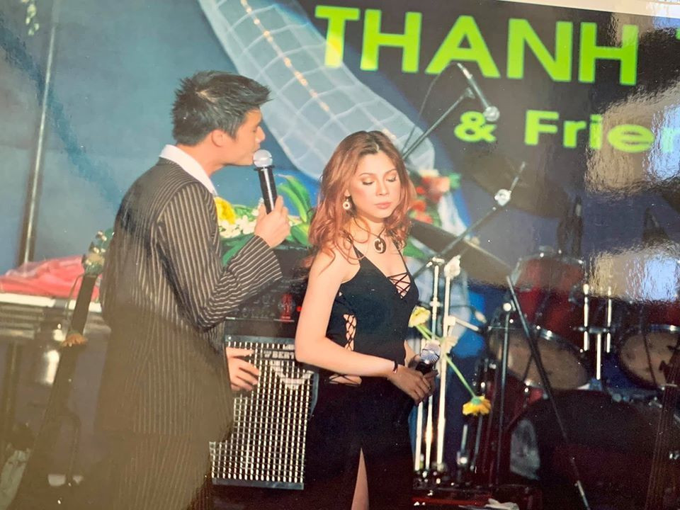 Ca sĩ viết: "Chúng tôi từng yêu nhau như thế! Mỗi năm vào dịp 8/3, lúc nào cũng có 1 show thật ấm cúng, đủ mặt những bạn thân và khán giả yêu mến. Những kỷ niệm ấy mãi khắc sâu trong tim tôi".