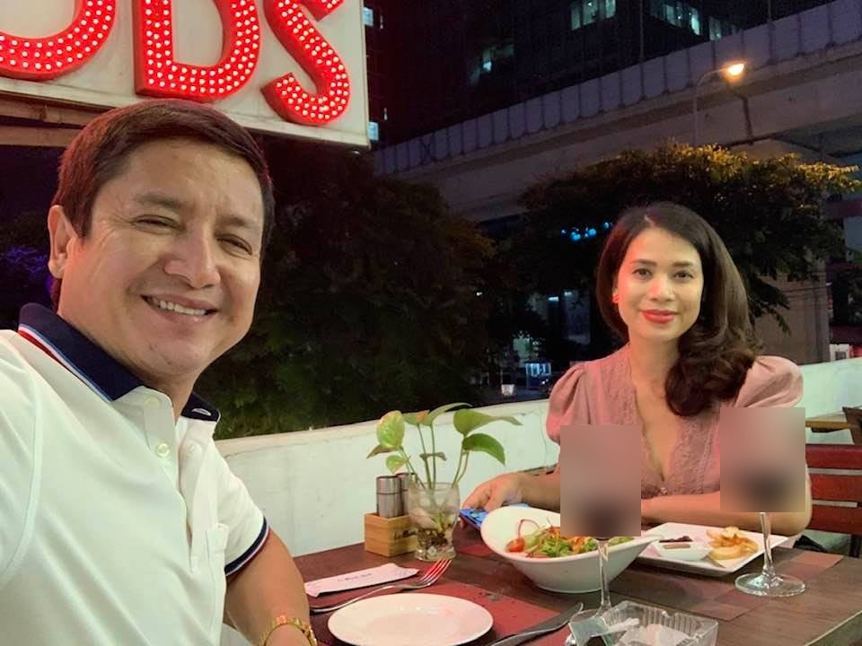Danh hài Chí Trung ăn tối với bạn gái doanh nhân Ý Lan.