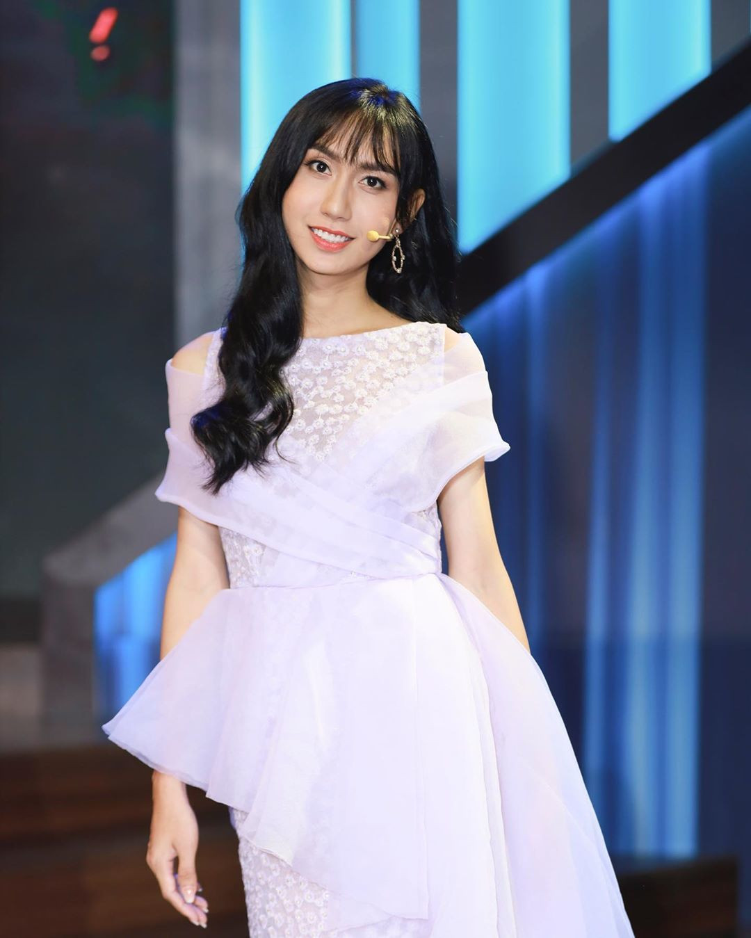 Tô Ngọc Bảo Linh mặc váy trắng khi quay gameshow. Cô chú thích: "Thỉnh thoảng dịu dàng một tý nha. Mình lười up ảnh luôn ấy".