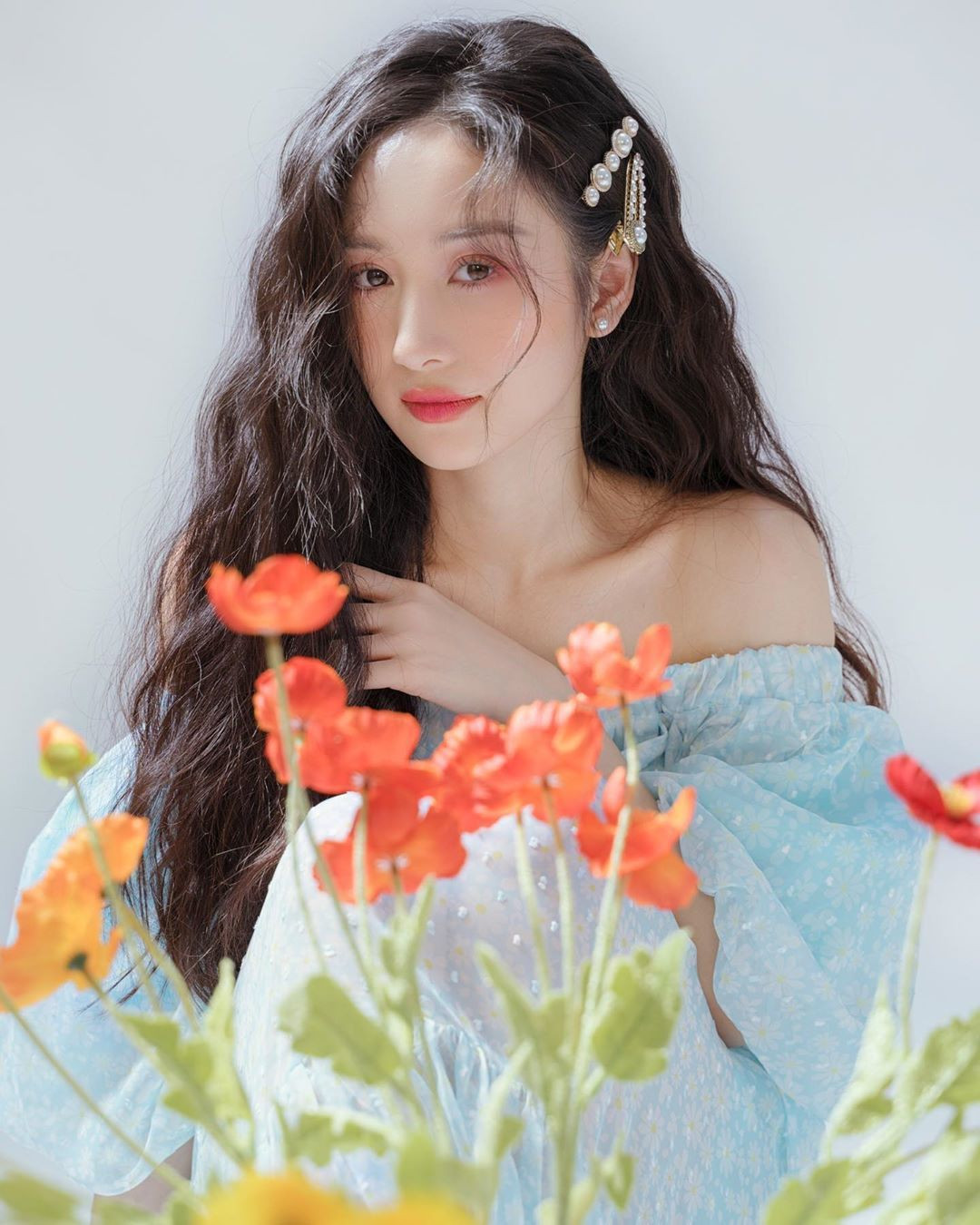 Jun Vũ đẹp mong manh bên hoa.