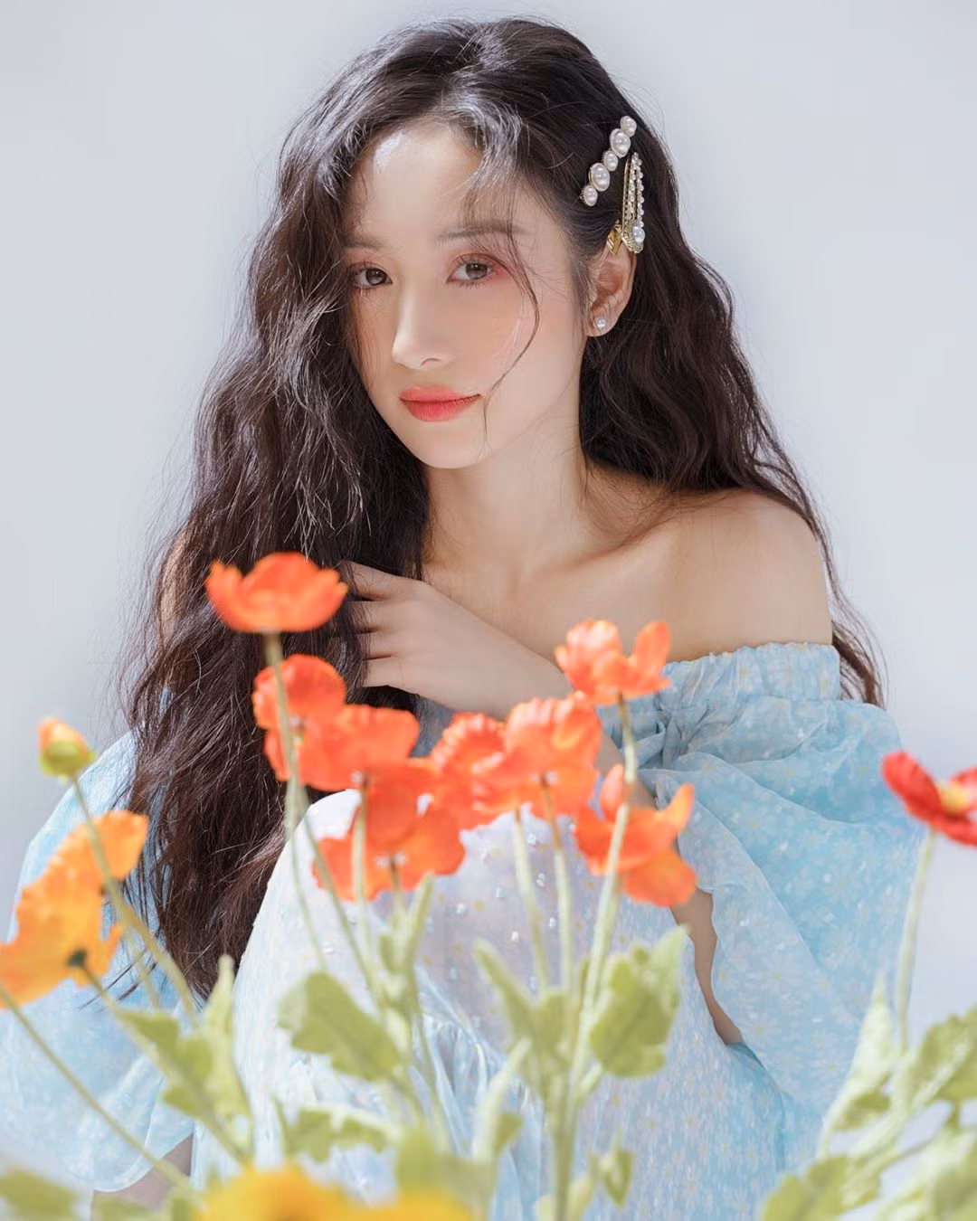 Jun Vũ đẹp mong manh bên hoa.