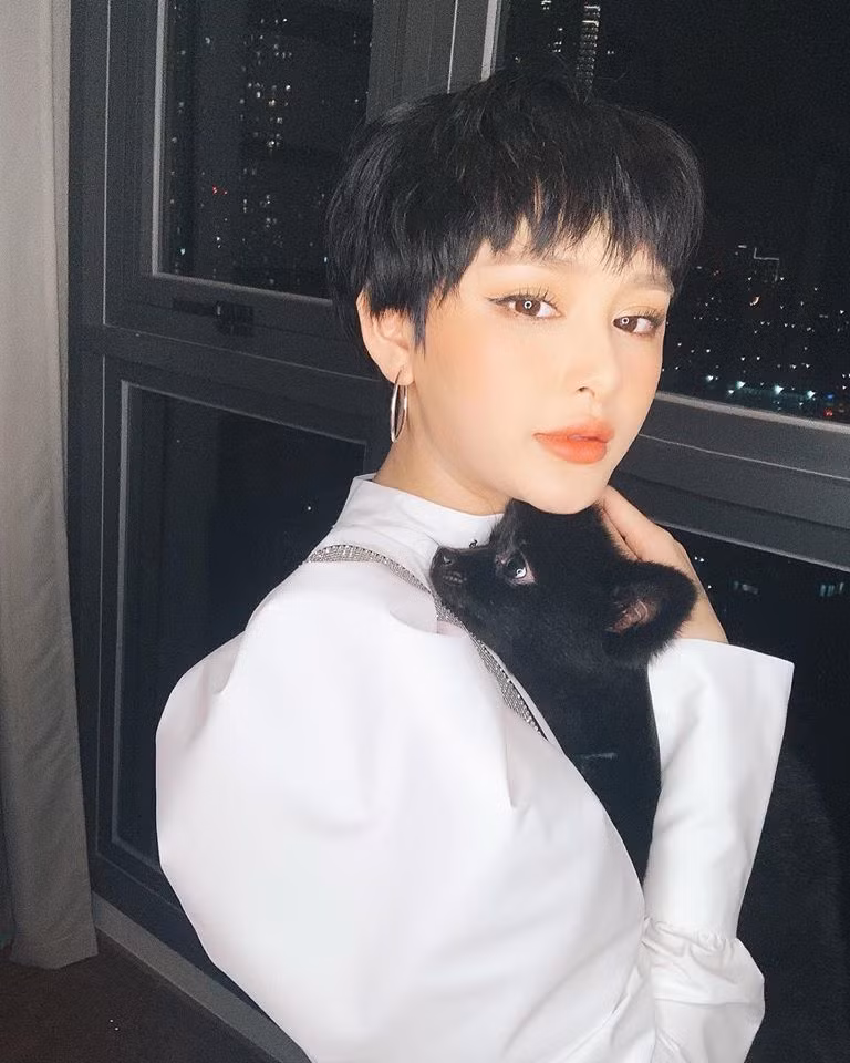 Hiền Hồ trò chuyện với mèo cưng: "Thế giới này là của em và em có quyền đi với anh".