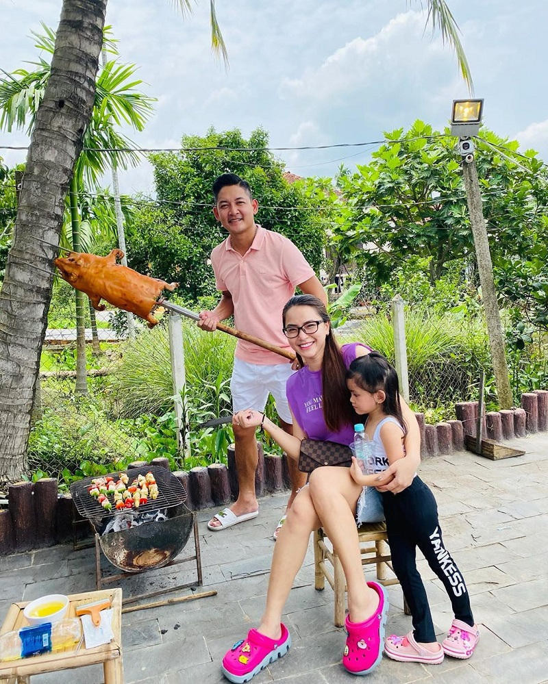 Sao Việt ngày 15/8: Ca sĩ Hải Băng đưa gia đình đi dã ngoại ở vùng quê xa.