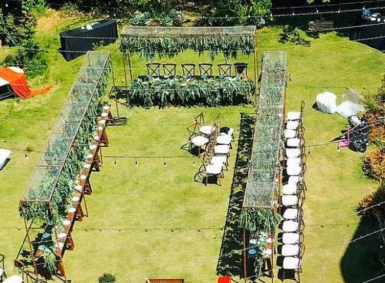 Không gian bữa tiệc ngoài trời được trang trí đơn giản và xanh mát nhưng cũng không kém phần sang trọng.