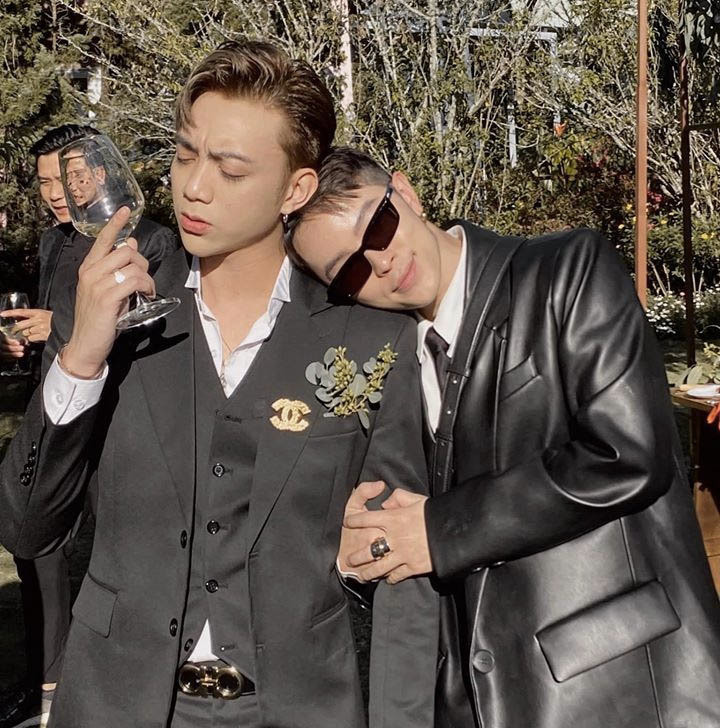 Soobin Hoàng Sơn chụp hình cùng Stylist Kelbin trong bức hình đầy tình cảm.