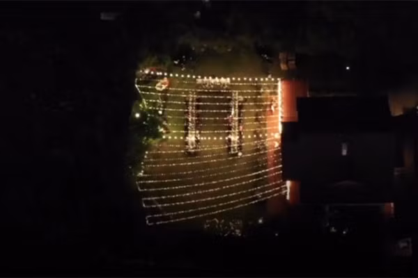 Từ trên cao, đám cưới Tóc Tiên và Hoàng Touliver giống như một đêm vui đùa ấm cúng của hai vợ chồng son với những người bạn thân thiết.