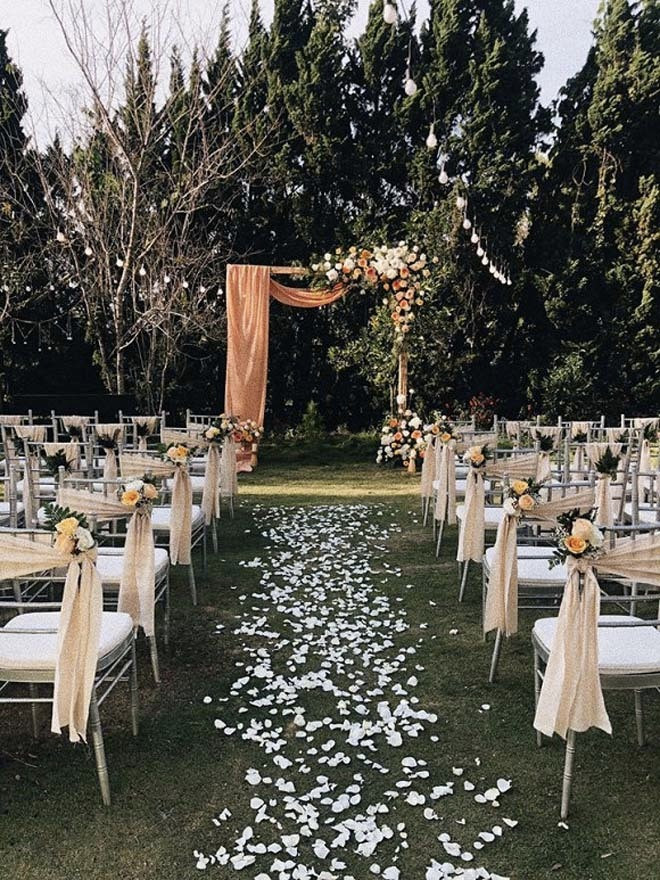 Không gian Đà Lạt bất ngờ trở thành điểm đến đầy lãng mạng cho cặp đôi vốn được biết đến hình ảnh sôi động và trẻ trung. Không gian cưới đầy thơ mộng hòa quyện với thiên nhiên cùng với khoảng 50 khách mời khiến đám cưới trở nên ấm cúng và thân tình.