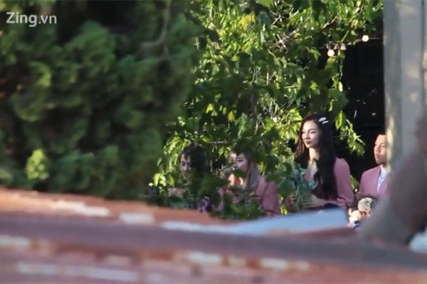 Ca sỹ Mlee trong trang phục pastel trong đoàn phụ dâu sáng nay cũng có mặt trong buổi chiều tối.