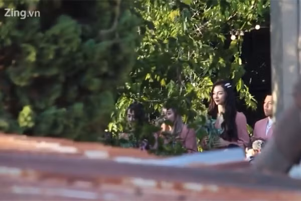 Ca sỹ Mlee trong trang phục pastel trong đoàn phụ dâu sáng nay cũng có mặt trong buổi chiều tối.