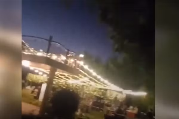 Đám cưới về đêm sáng rực bởi dàn đàn sáng được bố trí ngay trên đầu các bàn tiệc khiến đêm tiệc trở nên lung linh hơn giữa trời Đà Lạt.