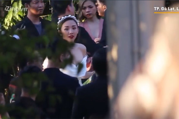 Tóc Tiên xuất hiện trong váy cưới cúp ngực đơn giản và gợi cảm. Cô đeo băng đô trên đầu với hình dáng khá xinh xắn.