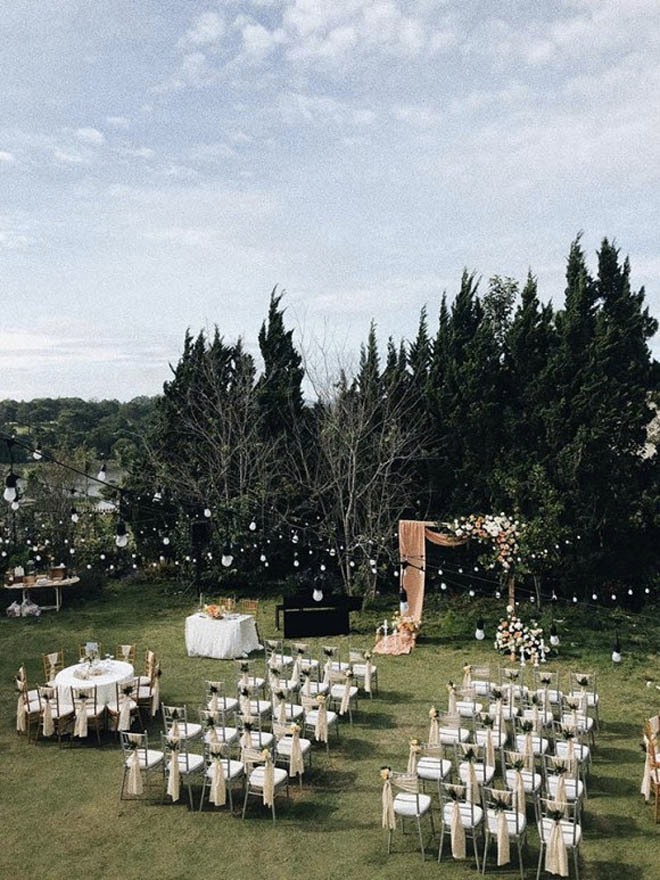 Đám cưới Tóc Tiên thắt chặt an ninh tuyệt đối và chỉ có khoảng 50 khách mời tham dự ở Nhà thờ sáng nay, buổi chiều và tối cùng ngày, Tóc Tiên tiếp tục chiêu đãi khách mời tiệc cưới tại một resort thơ mộng.