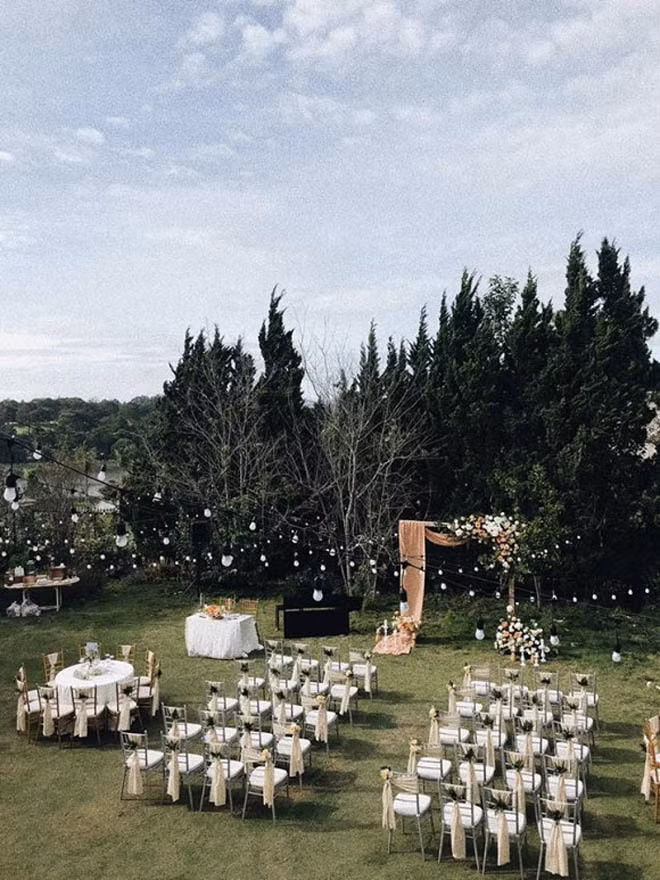 Đám cưới Tóc Tiên thắt chặt an ninh tuyệt đối và chỉ có khoảng 50 khách mời tham dự ở Nhà thờ sáng nay, buổi chiều và tối cùng ngày, Tóc Tiên tiếp tục chiêu đãi khách mời tiệc cưới tại một resort thơ mộng.