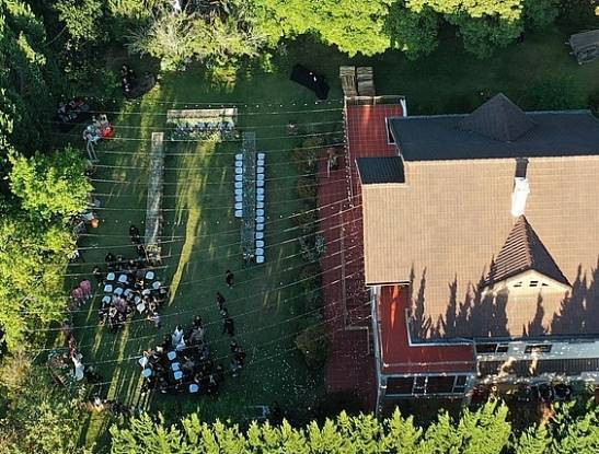 Khác với dự đoán của nhiều người, tiệc cưới của cặp đôi không được tổ chức tại biệt thự của Tóc Tiên mà được tổ chức ở nơi khác. Biệt thự đóng vai trò là nơi nghỉ ngơi cho bạn bè và người thân của cả 2.