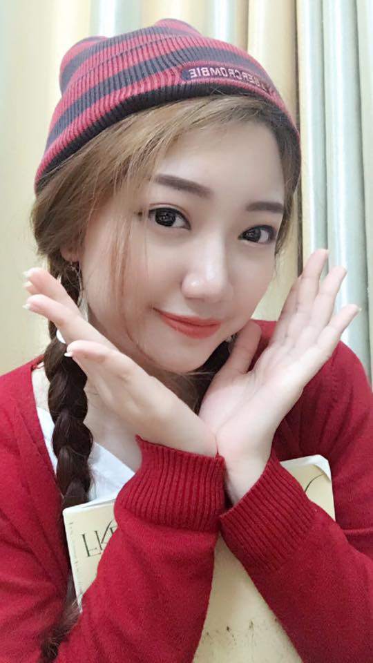 10X tâm sự trước đây cô tự ti vì vóc dáng kém thon gọn. Sau đó, cô lên kế hoạch giảm cân. "Tôi từng bị ám ảnh cân nặng, bạn bè cũng trêu chọc. Bây giờ tôi tự tin hơn và muốn tham gia cuộc thi để chứng minh cho mọi người thấy tất cả phụ nữ đều đẹp và xứng đáng được yêu thương", Chayxamlet Vatsana trải lòng.