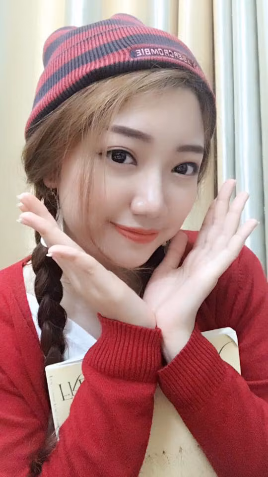 10X tâm sự trước đây cô tự ti vì vóc dáng kém thon gọn. Sau đó, cô lên kế hoạch giảm cân. "Tôi từng bị ám ảnh cân nặng, bạn bè cũng trêu chọc. Bây giờ tôi tự tin hơn và muốn tham gia cuộc thi để chứng minh cho mọi người thấy tất cả phụ nữ đều đẹp và xứng đáng được yêu thương", Chayxamlet Vatsana trải lòng.