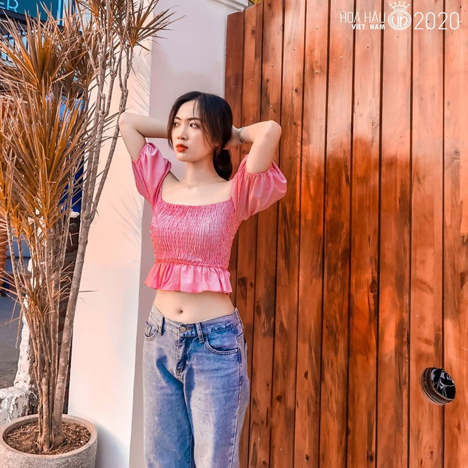 Theo thông tin trong hồ sơ đăng ký thi Hoa hậu Việt Nam, Nguyễn Thị Thu Thủy là sinh viên Học viện Tài chính. Cô cao 1,65 m, có năng khiếu nhảy và múa. Ảnh: HHVN.