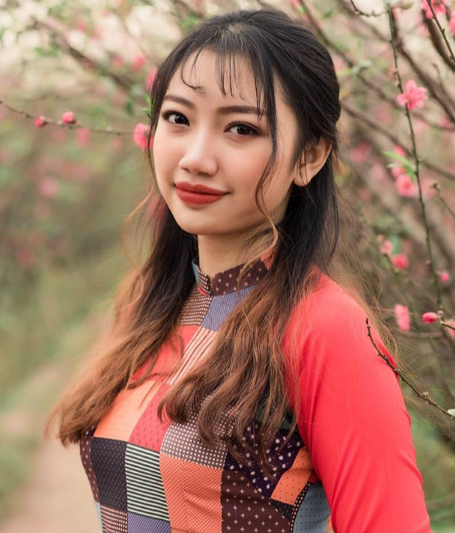 Chayxamlet Vatsana có gương mặt cá tính, chiều cao 1,68 m, số đo hình thể 84-63-96. Chia sẻ với Zing, nữ sinh cho hay đây là lần đầu cô tham gia cuộc thi sắc đẹp lớn.