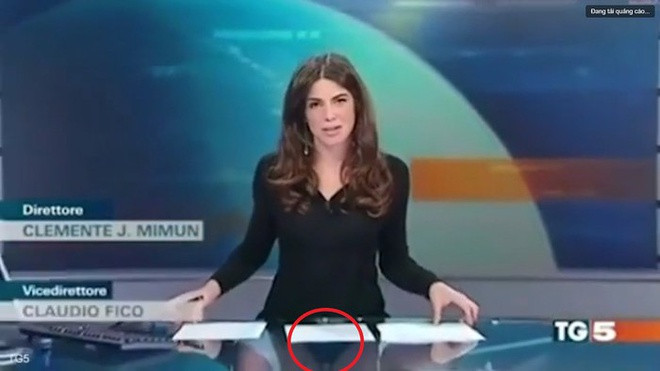Nói đến sự cố liên quan tới nội y, Costanza Calabrese - BTV dẫn bản tin đêm khuya trên kênh truyền hình Italy TG 5 cũng từng gặp phải tình huống "khó đỡ" trên sóng truyền hình. Vì camera quay góc rộng, kết hợp với bàn dẫn là tấm kính trong suốt nên Costanza đã vô tình bị lộ nội y phần dưới mà không hề hay biết. Đoạn clip dẫn của cô nhanh chóng bị chia sẻ trên nhiều diễn đàn.