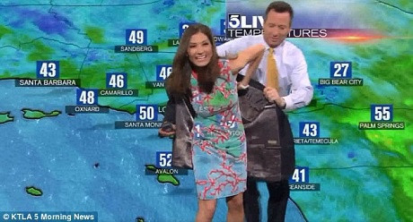 Ngay sau đó, trợ lý của cô đã phải mang áo khoác cho Liberté Chan ngay trên sóng.