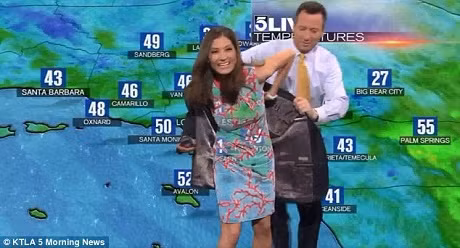 Ngay sau đó, trợ lý của cô đã phải mang áo khoác cho Liberté Chan ngay trên sóng.