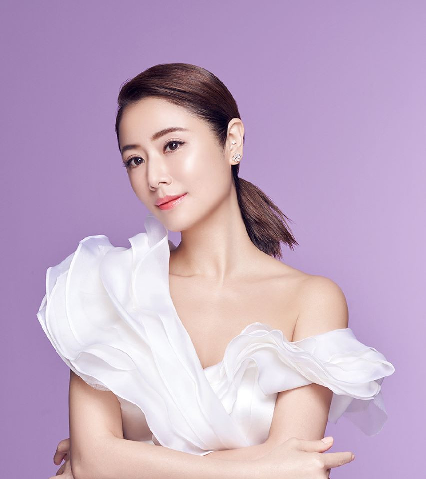 Hiện tại ở tuổi 44, bà xã Hoắc Kiến Hoa không tránh khỏi già đi theo thời gian, song cô vẫn được khen trẻ trung hơn so với tuổi thật.