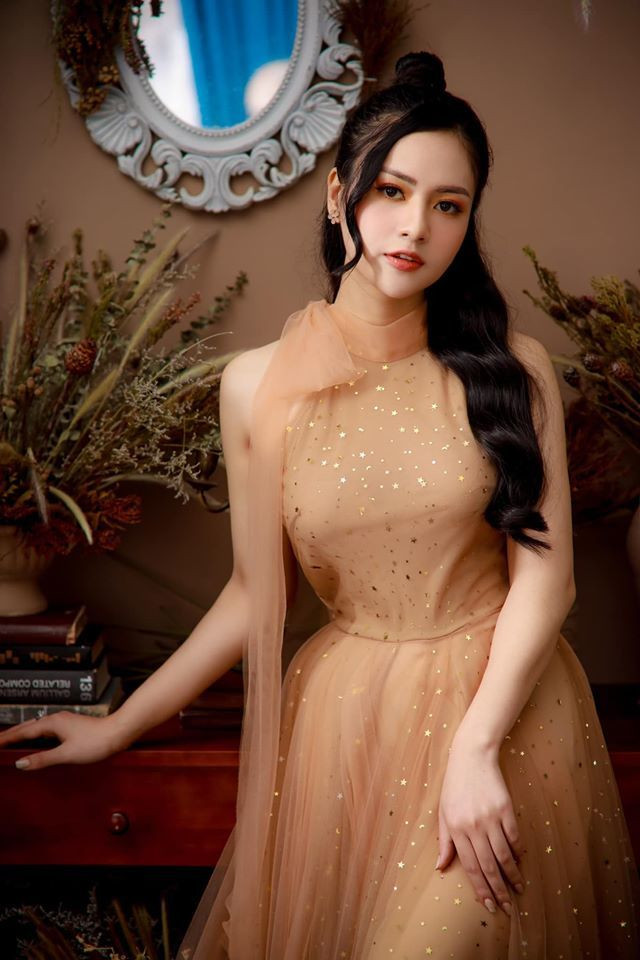 Việt Hoa hiện đang công tác tại Nhà hát Kịch Việt Nam.