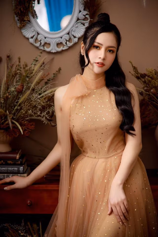 Việt Hoa hiện đang công tác tại Nhà hát Kịch Việt Nam.