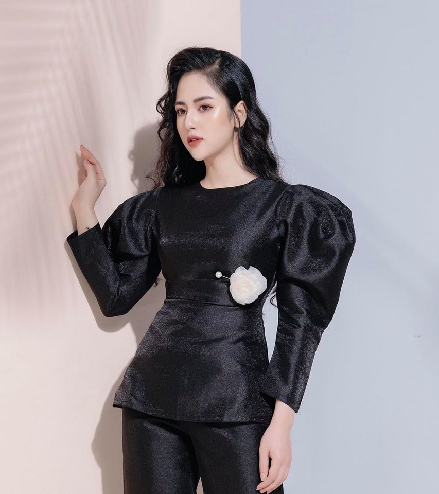 Tuy vậy cô cũng sớm hòa nhập với dàn diễn viên tên tuổi của phim và tạo dấu ấn riêng.