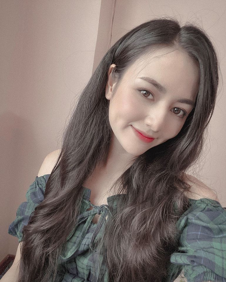 Diễn viên 9X luôn tạo ấn tượng với mái tóc dài đen bóng vốn gắn liền với thương hiệu của cô.