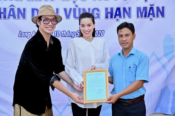 Hà Hồ dạo gần đây chăm diện đồ rộng thùng thình như kiểu bơi trong đồ hơn là diện đồ.