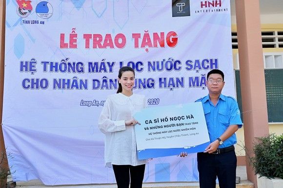 Lý do gì khiến Hà Hồ bỗng nhiên mặc đồ rộng thế nhỉ? Trong khi ngày xưa cô nàng đi từ thiện vẫn khoe đường cong dù kín đáo.