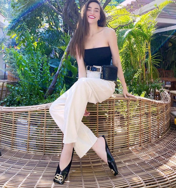 Chính vì thế, nữ ca sĩ luôn tự tin khoe thân hình mảnh mai lại vừa gợi cảm vì vòng nào ra vòng nấy trong những trang phục ôm sát lộ đường cong mướt mát.